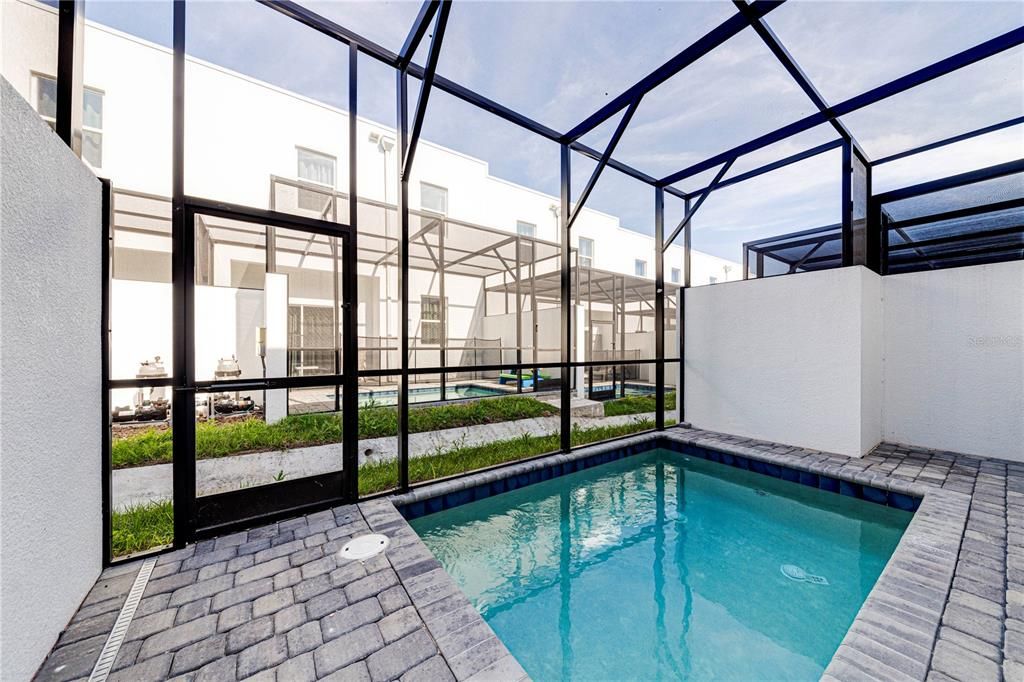 合同活跃: $329,999 (5 贝兹, 4 浴室, 1671 平方英尺)