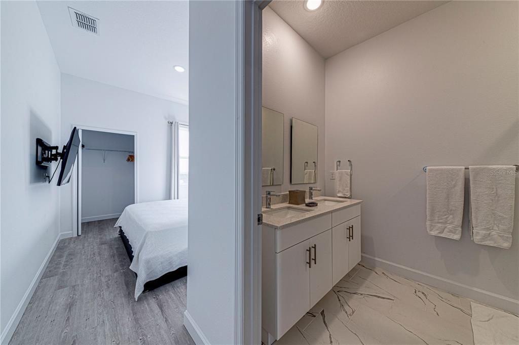 合同活跃: $329,999 (5 贝兹, 4 浴室, 1671 平方英尺)