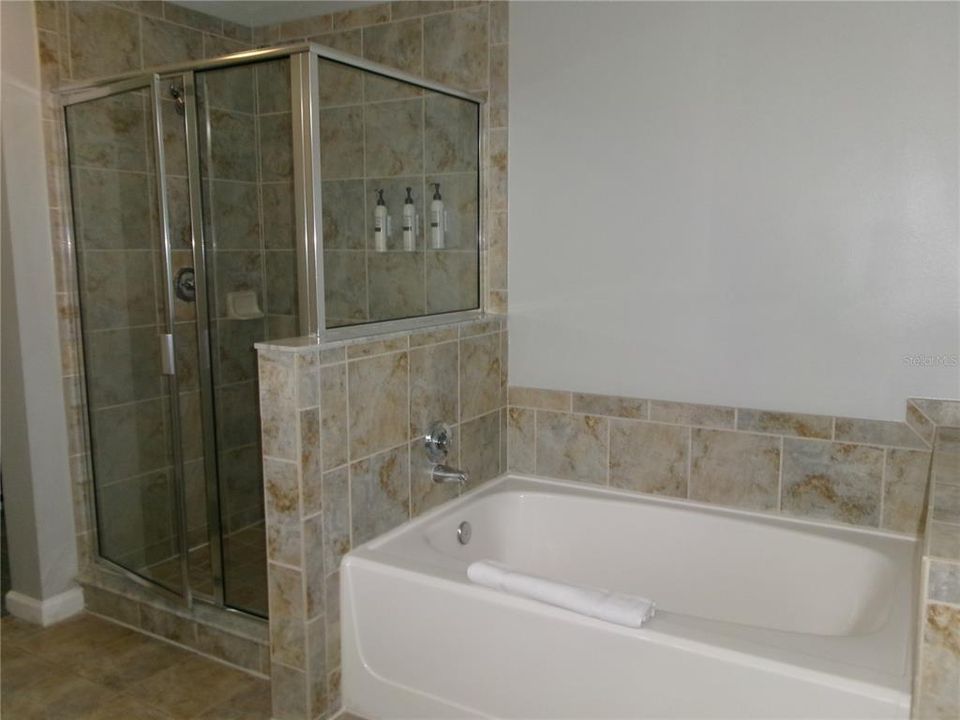 待售: $329,000 (2 贝兹, 2 浴室, 1375 平方英尺)