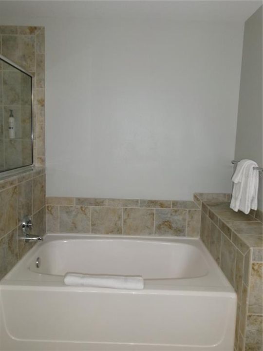 待售: $329,000 (2 贝兹, 2 浴室, 1375 平方英尺)