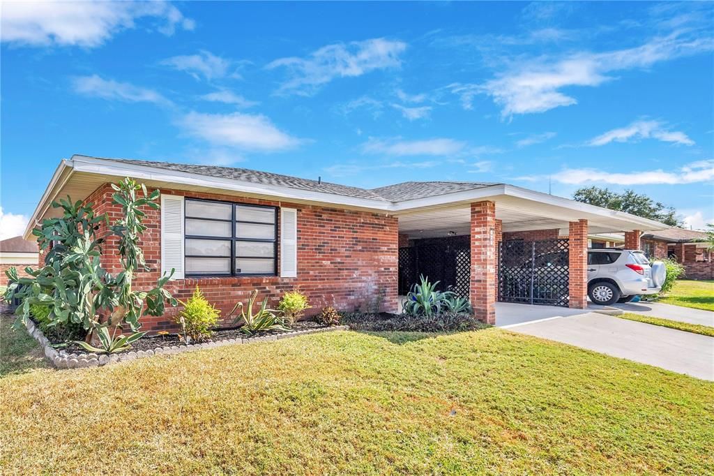 Active With Contract: $259,900 (2 beds, 2 baths, 1352 Square Feet)