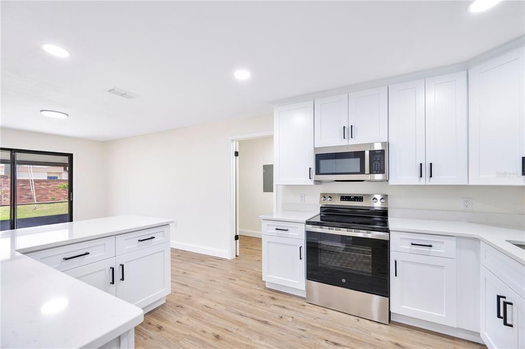 Active With Contract: $259,900 (2 beds, 2 baths, 1352 Square Feet)
