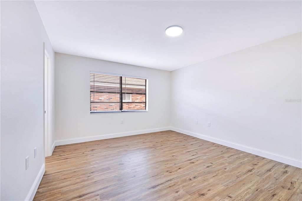 Active With Contract: $259,900 (2 beds, 2 baths, 1352 Square Feet)