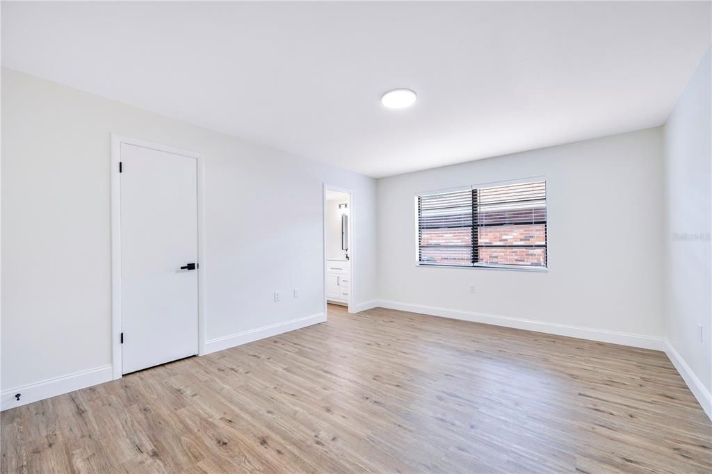 Active With Contract: $259,900 (2 beds, 2 baths, 1352 Square Feet)