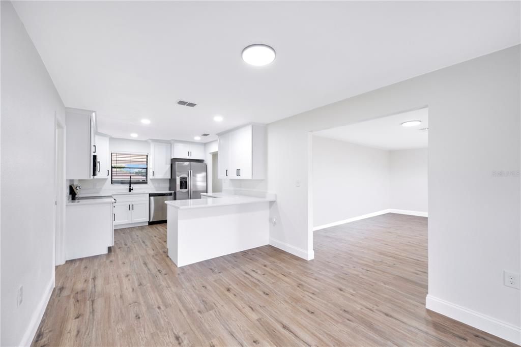 Active With Contract: $259,900 (2 beds, 2 baths, 1352 Square Feet)