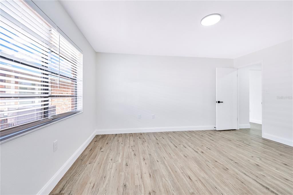 Active With Contract: $259,900 (2 beds, 2 baths, 1352 Square Feet)