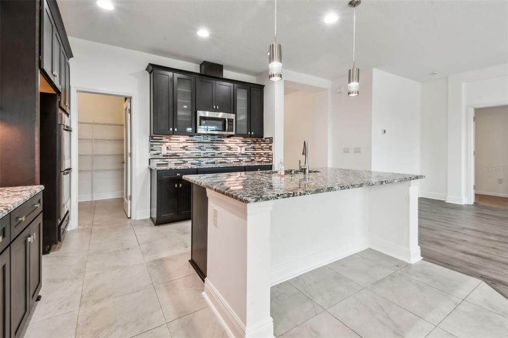 En Venta: $624,900 (4 camas, 3 baños, 2890 Pies cuadrados)