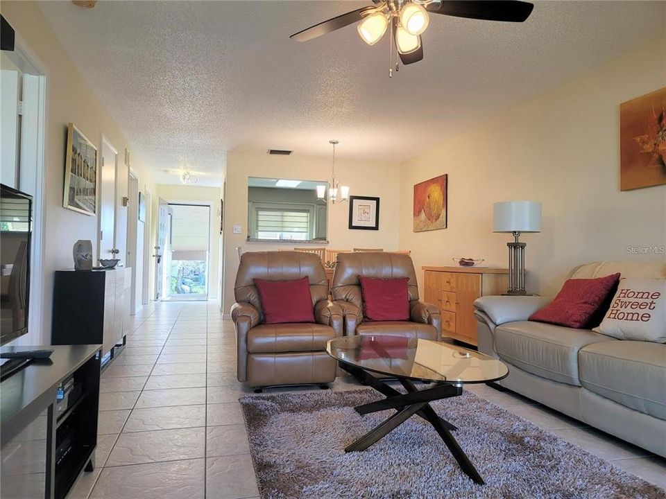 For Sale: $278,000 (2 beds, 2 baths, 1241 Square Feet)