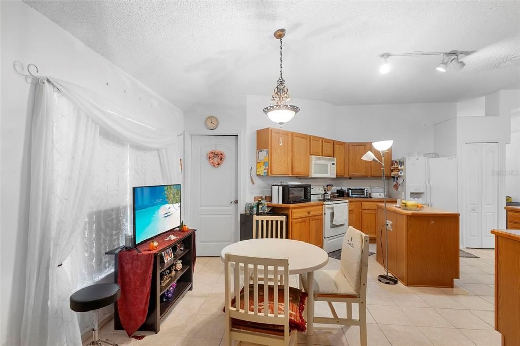 На продажу: $324,990 (3 спален, 2 ванн, 1874 Квадратных фут)