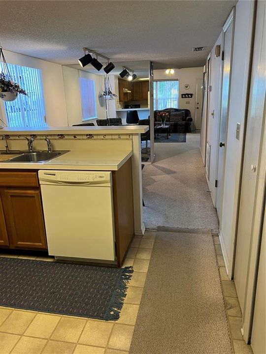 Под контрактом: $210,000 (3 спален, 2 ванн, 1316 Квадратных фут)