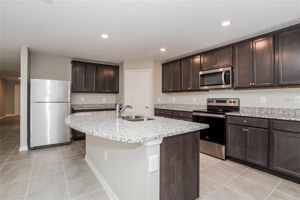 В аренду: $1,950 (6 спален, 3 ванн, 1975 Квадратных фут)