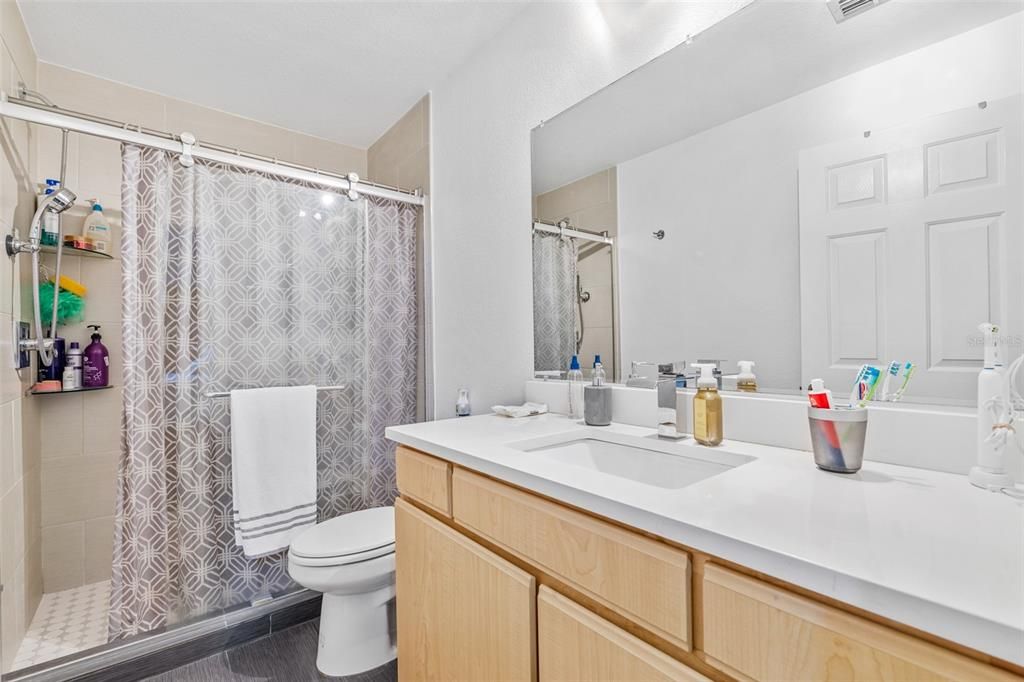 На продажу: $224,900 (2 спален, 2 ванн, 1006 Квадратных фут)