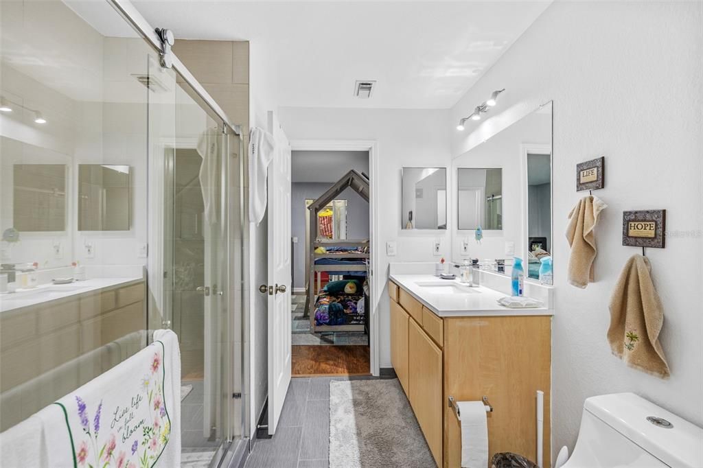 На продажу: $224,900 (2 спален, 2 ванн, 1006 Квадратных фут)