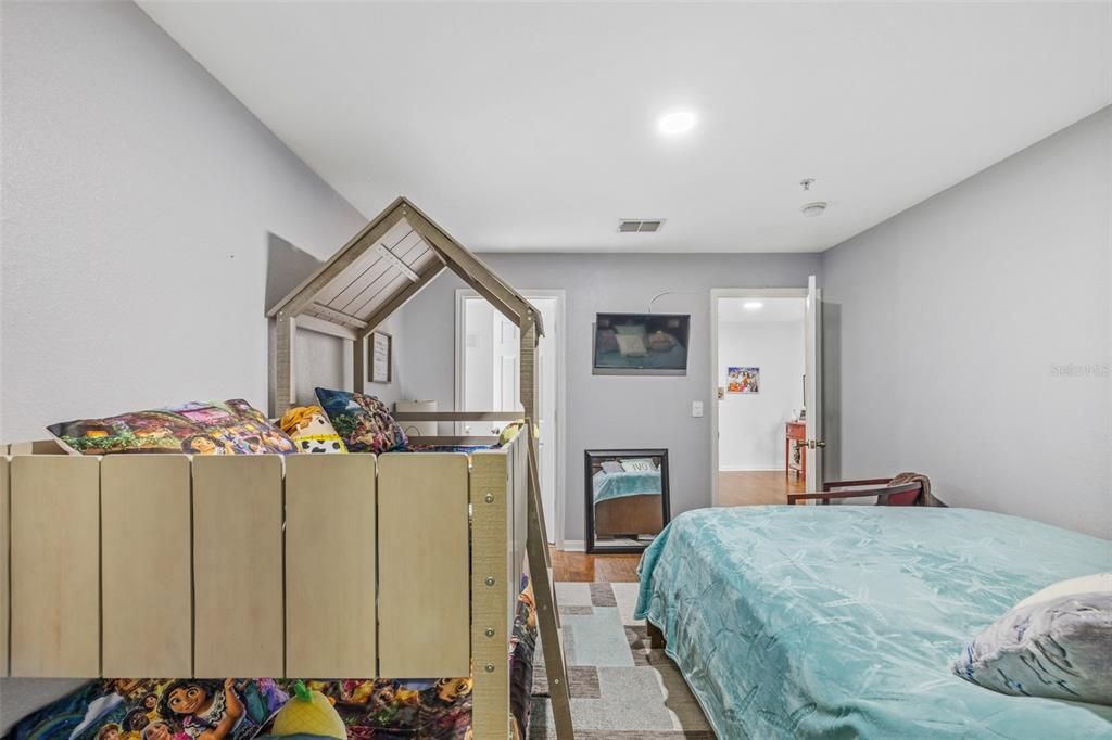 На продажу: $224,900 (2 спален, 2 ванн, 1006 Квадратных фут)