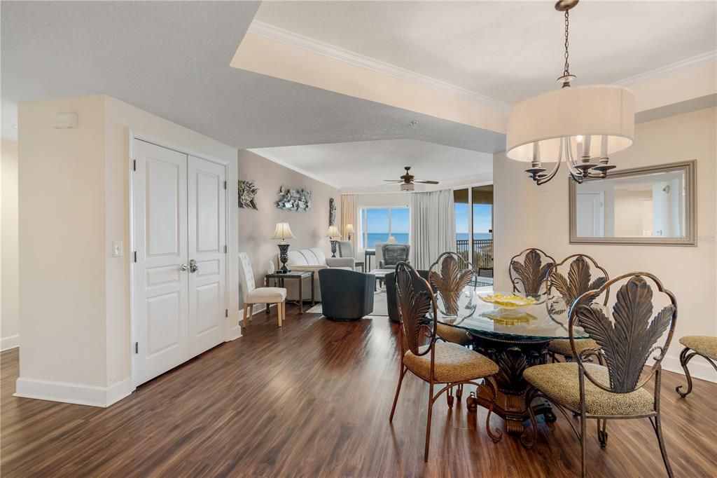 Под контрактом: $895,000 (3 спален, 3 ванн, 1818 Квадратных фут)