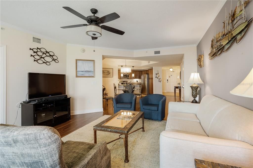 Под контрактом: $895,000 (3 спален, 3 ванн, 1818 Квадратных фут)