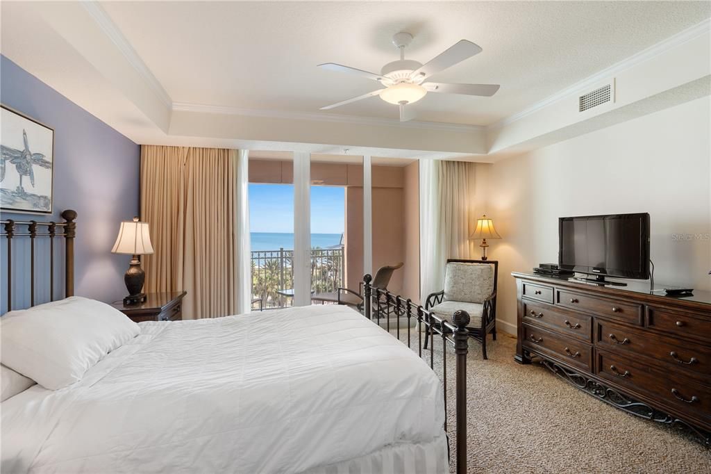 Под контрактом: $895,000 (3 спален, 3 ванн, 1818 Квадратных фут)