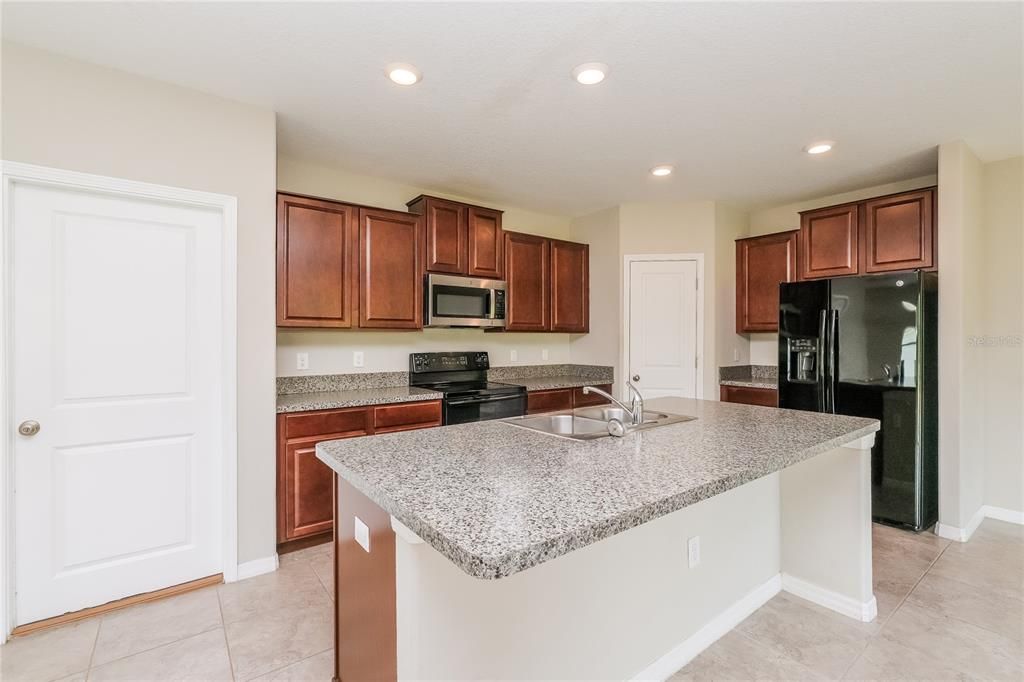 For Rent: $2,025 (4 beds, 2 baths, 1870 Square Feet)