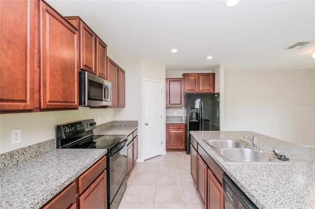 For Rent: $2,025 (4 beds, 2 baths, 1870 Square Feet)