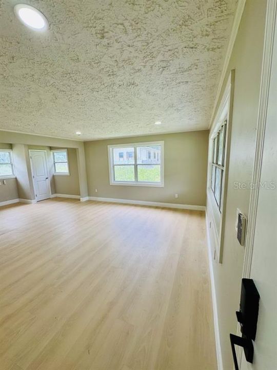 For Rent: $2,200 (3 beds, 1 baths, 1092 Square Feet)