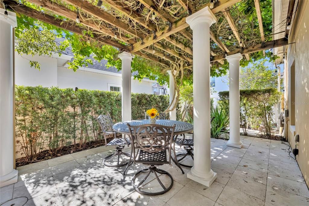 合同活跃: $995,000 (3 贝兹, 2 浴室, 2486 平方英尺)