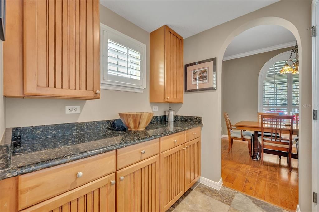 合同活跃: $995,000 (3 贝兹, 2 浴室, 2486 平方英尺)