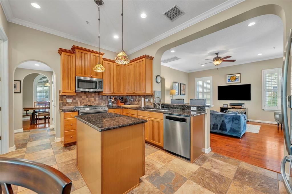 合同活跃: $995,000 (3 贝兹, 2 浴室, 2486 平方英尺)