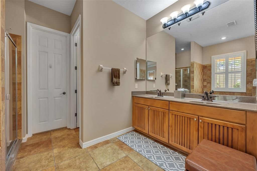 合同活跃: $995,000 (3 贝兹, 2 浴室, 2486 平方英尺)