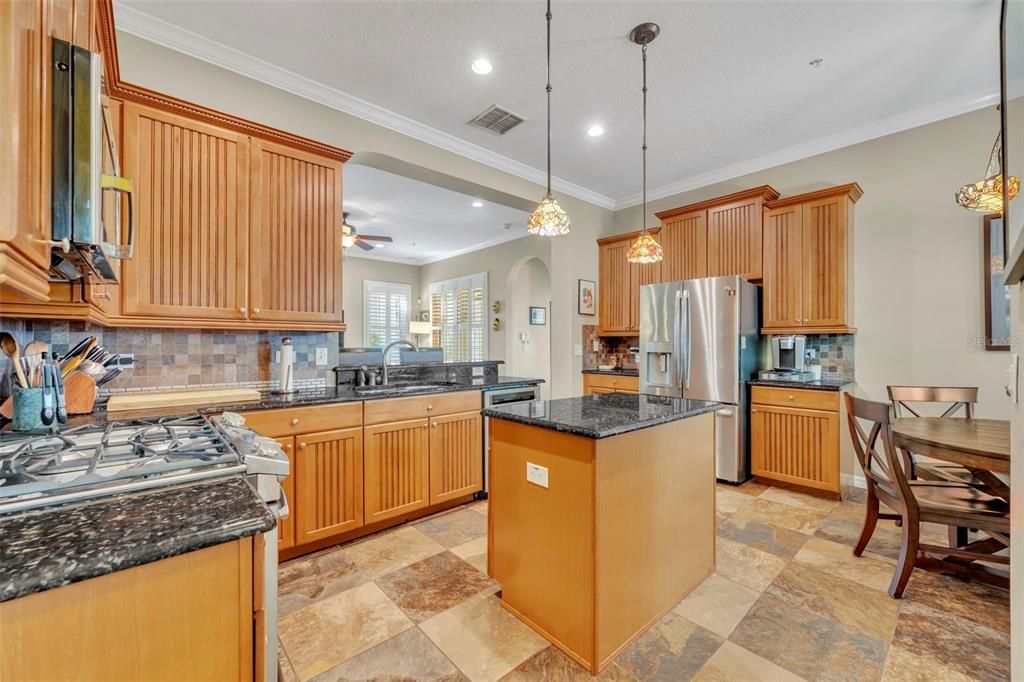 合同活跃: $995,000 (3 贝兹, 2 浴室, 2486 平方英尺)