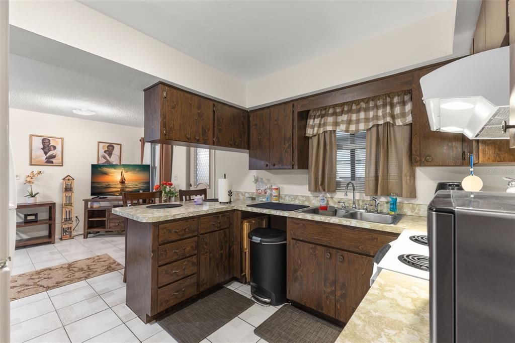 Active With Contract: $380,000 (3 beds, 2 baths, 1537 Square Feet)