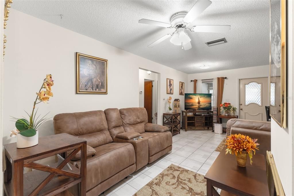 Active With Contract: $380,000 (3 beds, 2 baths, 1537 Square Feet)