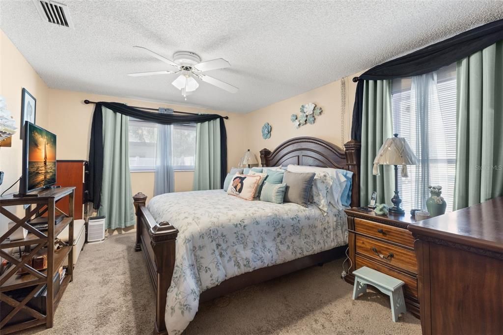 Active With Contract: $380,000 (3 beds, 2 baths, 1537 Square Feet)