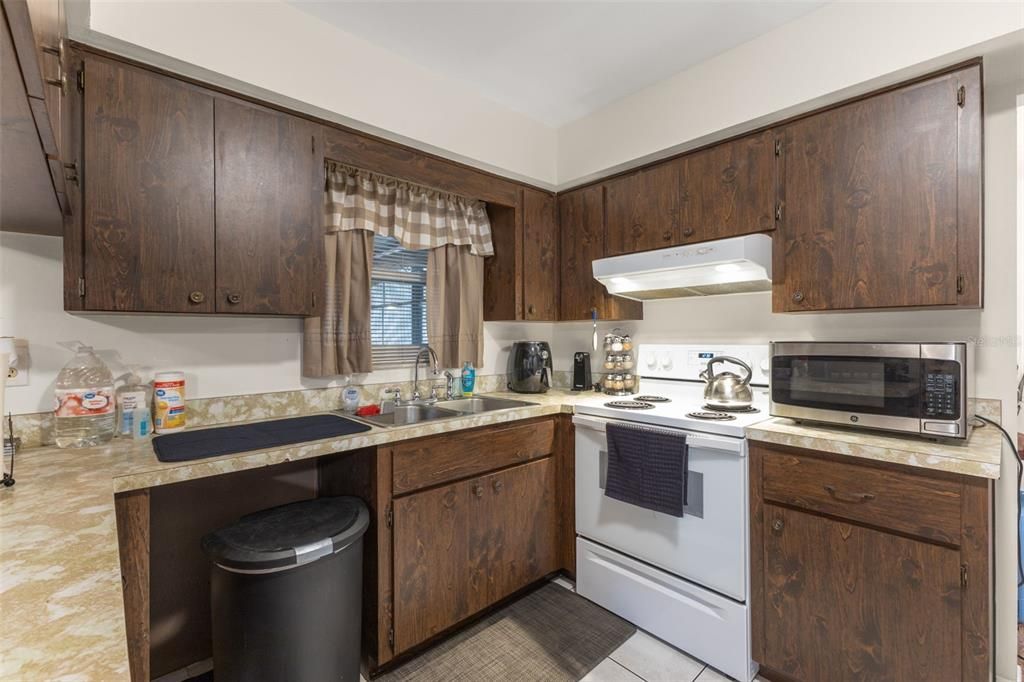 Active With Contract: $380,000 (3 beds, 2 baths, 1537 Square Feet)