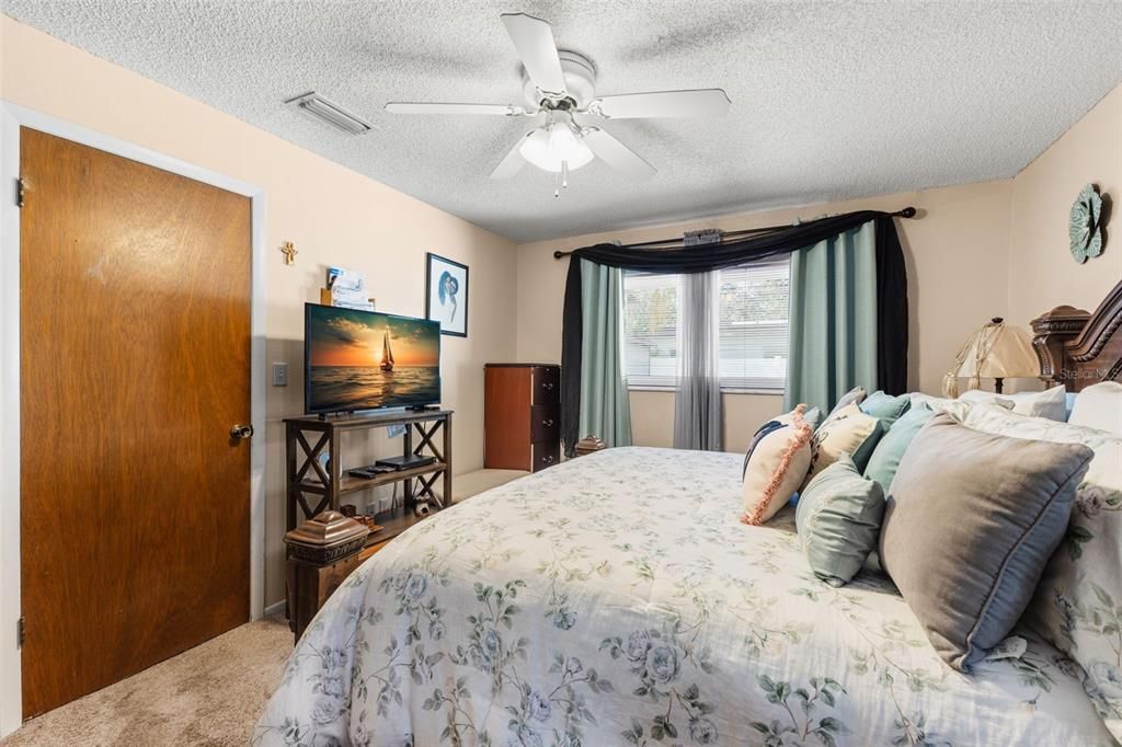 Active With Contract: $380,000 (3 beds, 2 baths, 1537 Square Feet)