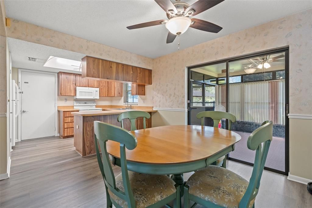 待售: $249,900 (2 贝兹, 2 浴室, 1144 平方英尺)