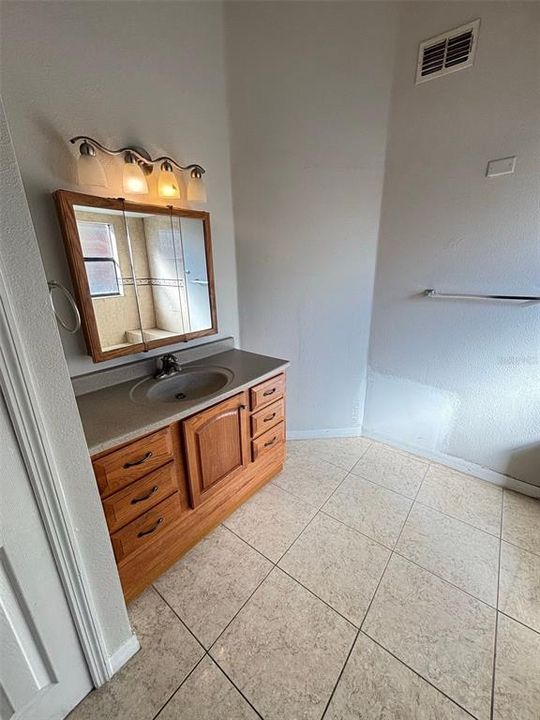 For Rent: $1,850 (3 beds, 2 baths, 1940 Square Feet)