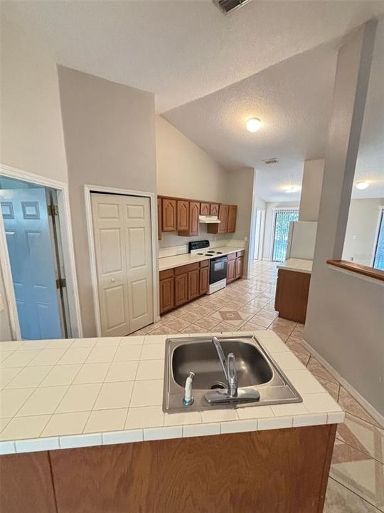 For Rent: $1,850 (3 beds, 2 baths, 1940 Square Feet)