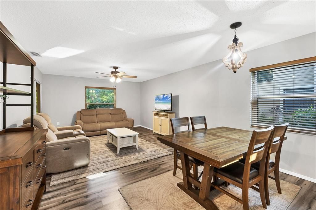 待售: $180,000 (2 贝兹, 2 浴室, 966 平方英尺)