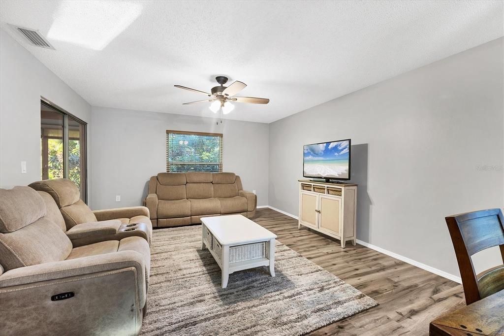 待售: $180,000 (2 贝兹, 2 浴室, 966 平方英尺)