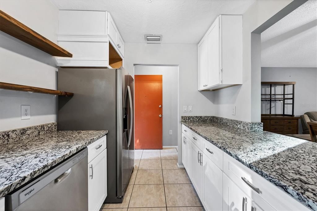 待售: $180,000 (2 贝兹, 2 浴室, 966 平方英尺)