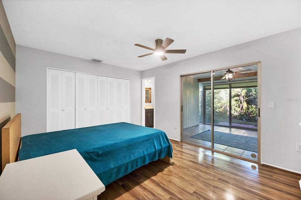 待售: $180,000 (2 贝兹, 2 浴室, 966 平方英尺)