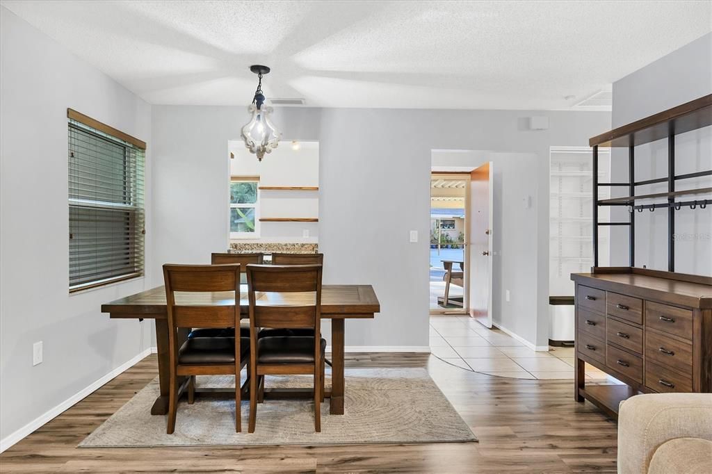 待售: $180,000 (2 贝兹, 2 浴室, 966 平方英尺)