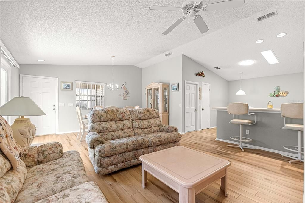 На продажу: $235,000 (2 спален, 2 ванн, 1156 Квадратных фут)