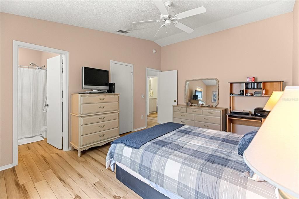 На продажу: $235,000 (2 спален, 2 ванн, 1156 Квадратных фут)