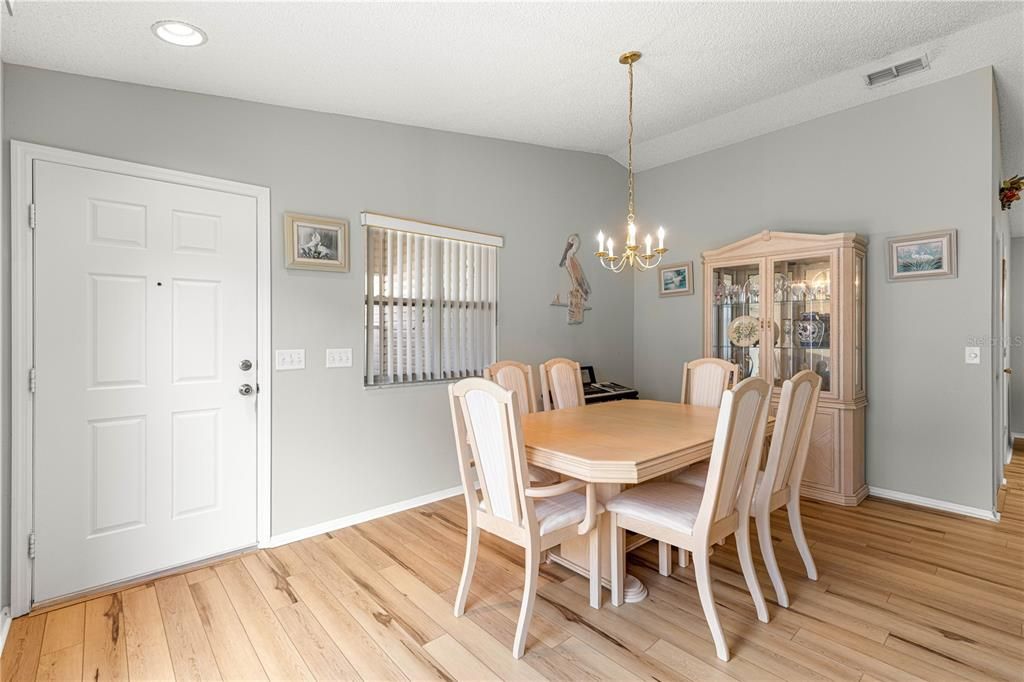 На продажу: $235,000 (2 спален, 2 ванн, 1156 Квадратных фут)