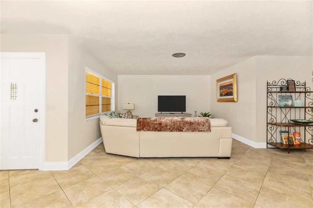 For Rent: $4,400 (3 beds, 2 baths, 1688 Square Feet)