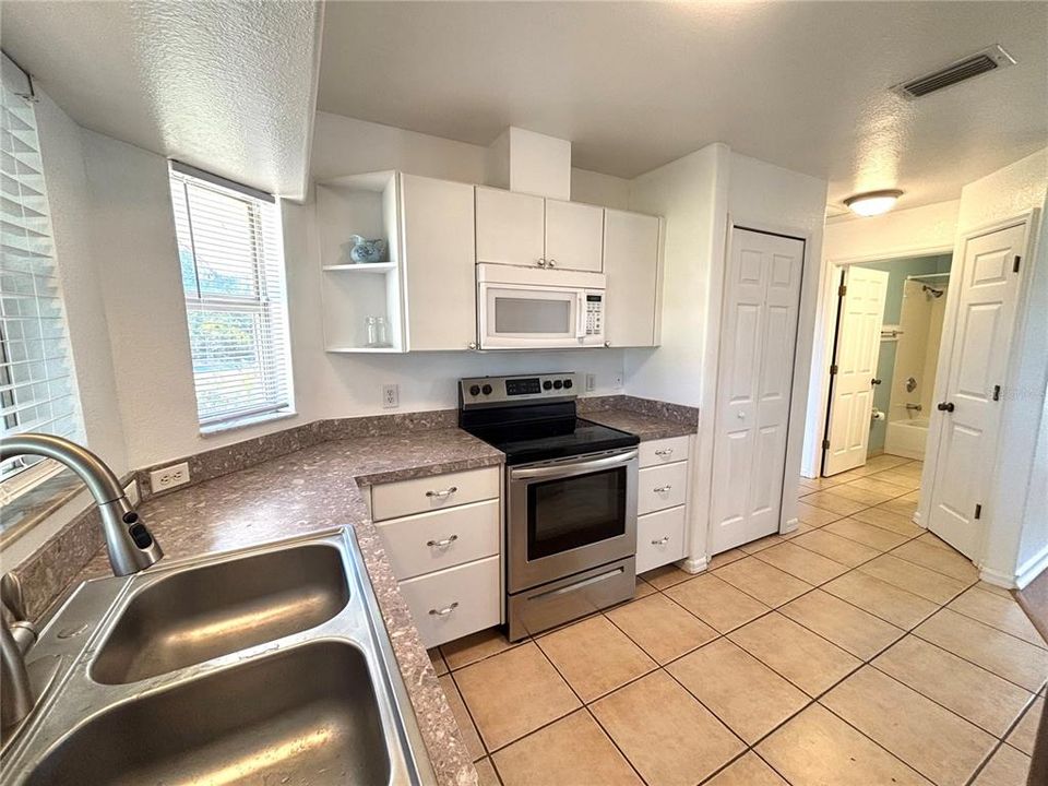 For Sale: $265,000 (3 beds, 2 baths, 1192 Square Feet)