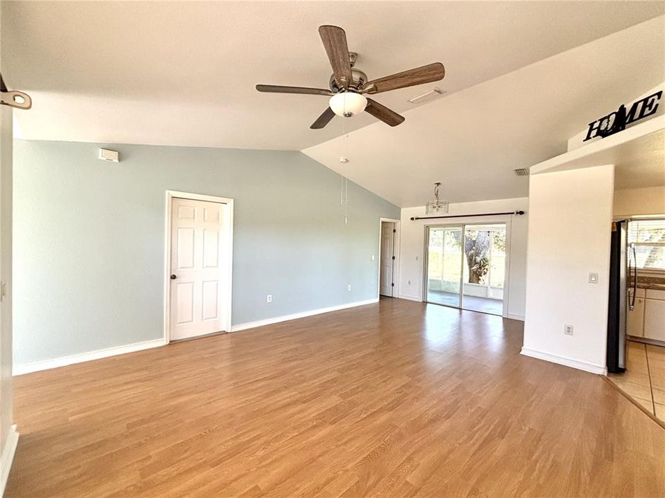 For Sale: $265,000 (3 beds, 2 baths, 1192 Square Feet)