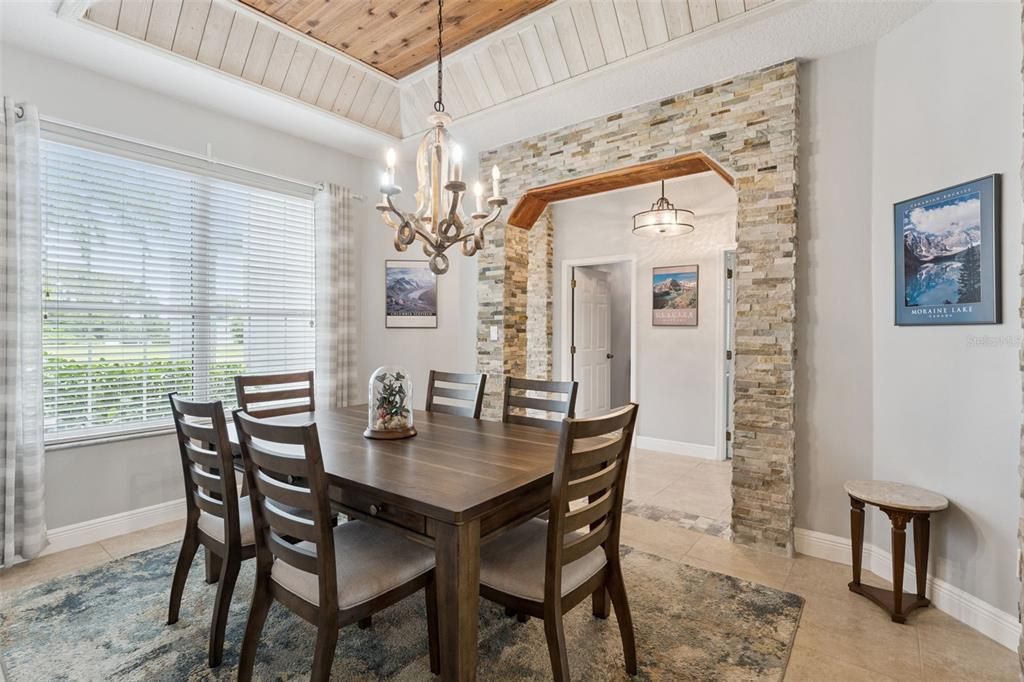 Activo con contrato: $825,000 (5 camas, 3 baños, 2860 Pies cuadrados)