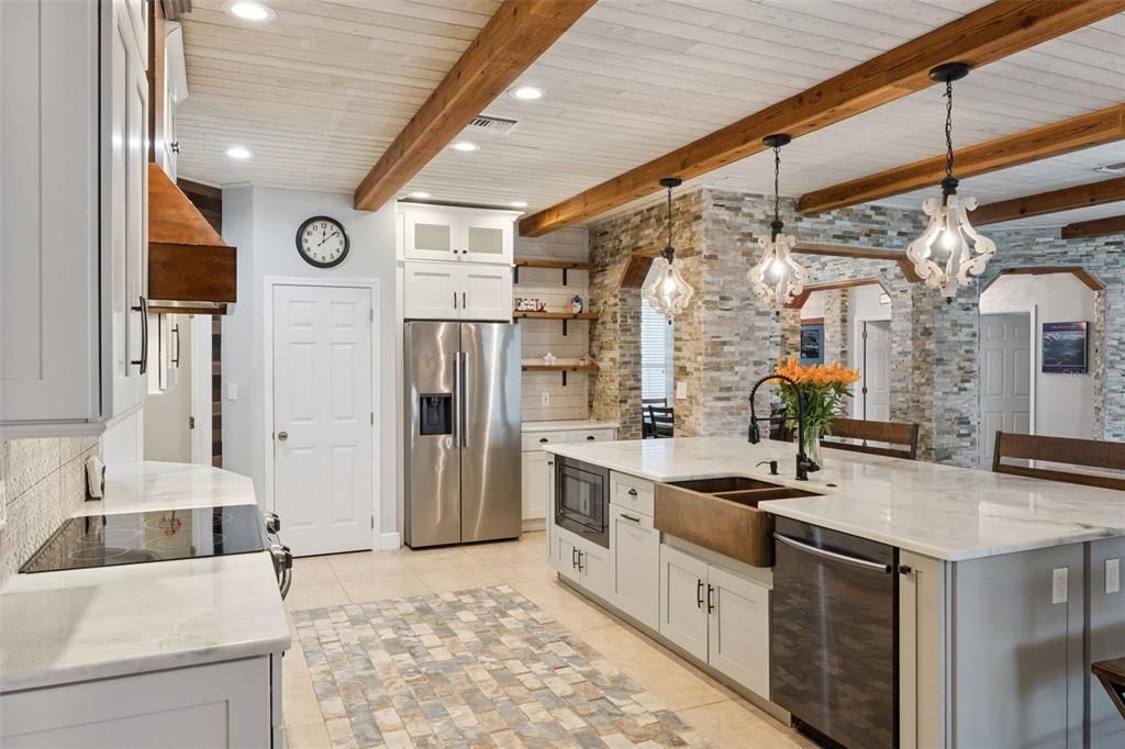 Activo con contrato: $825,000 (5 camas, 3 baños, 2860 Pies cuadrados)